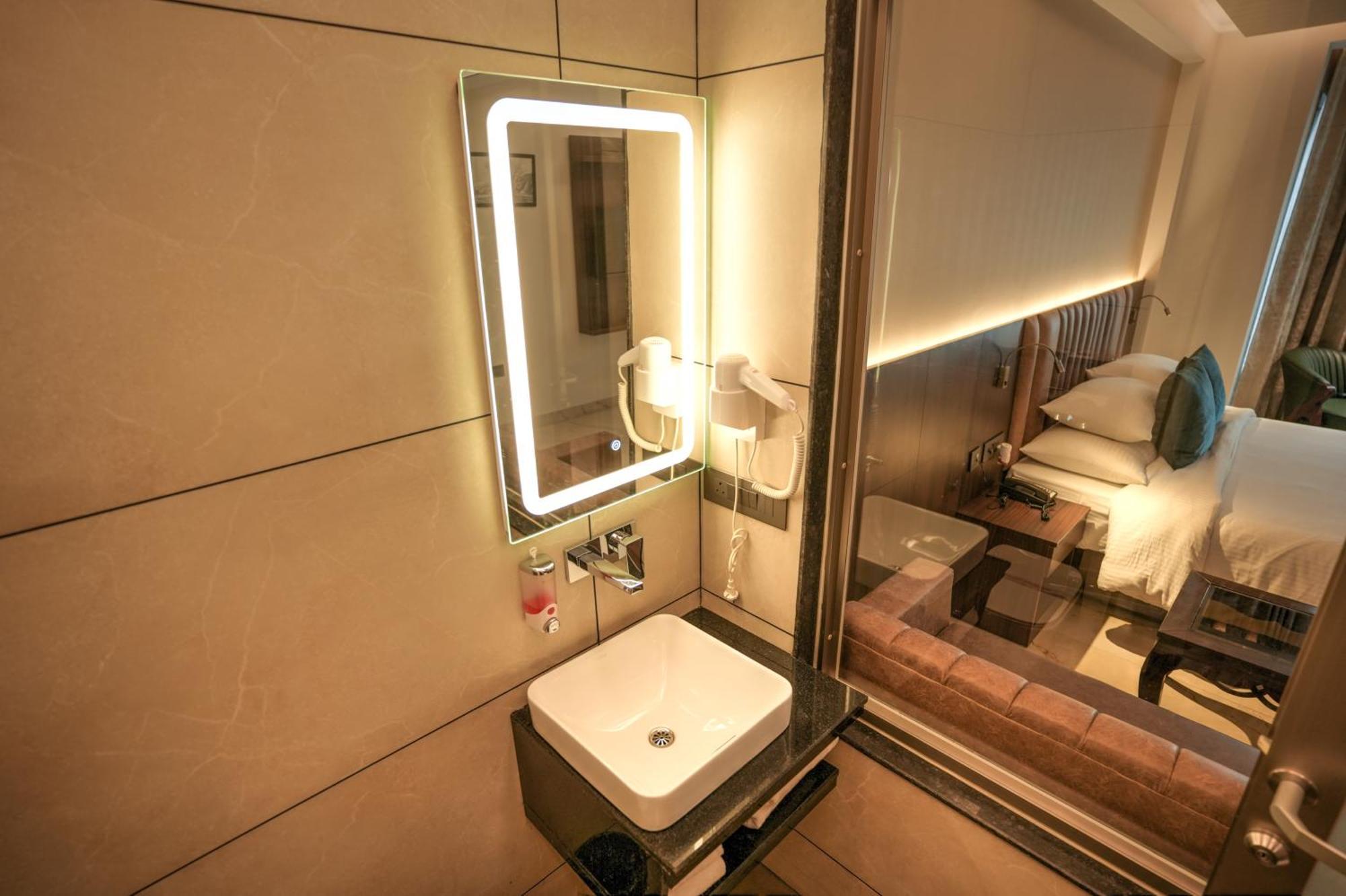 גרייטר נוידה Rj Hotel - Managed By Atithi House מראה חיצוני תמונה