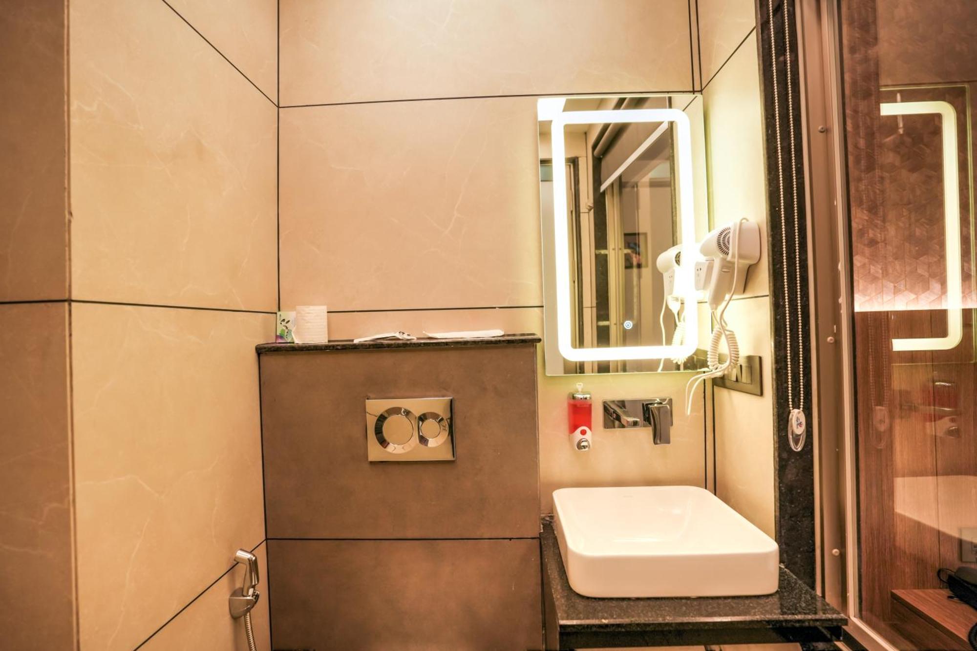 גרייטר נוידה Rj Hotel - Managed By Atithi House מראה חיצוני תמונה