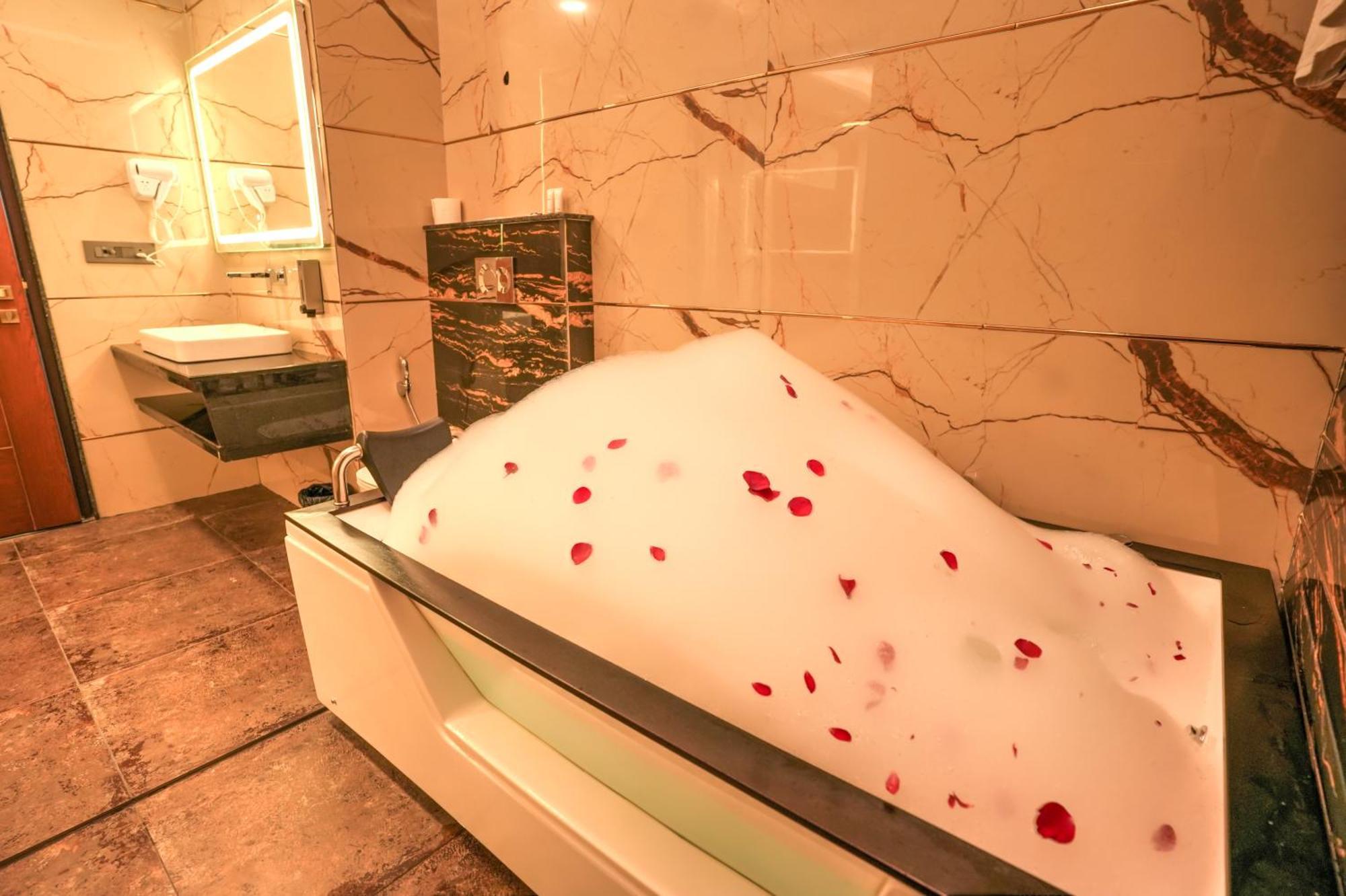 גרייטר נוידה Rj Hotel - Managed By Atithi House מראה חיצוני תמונה