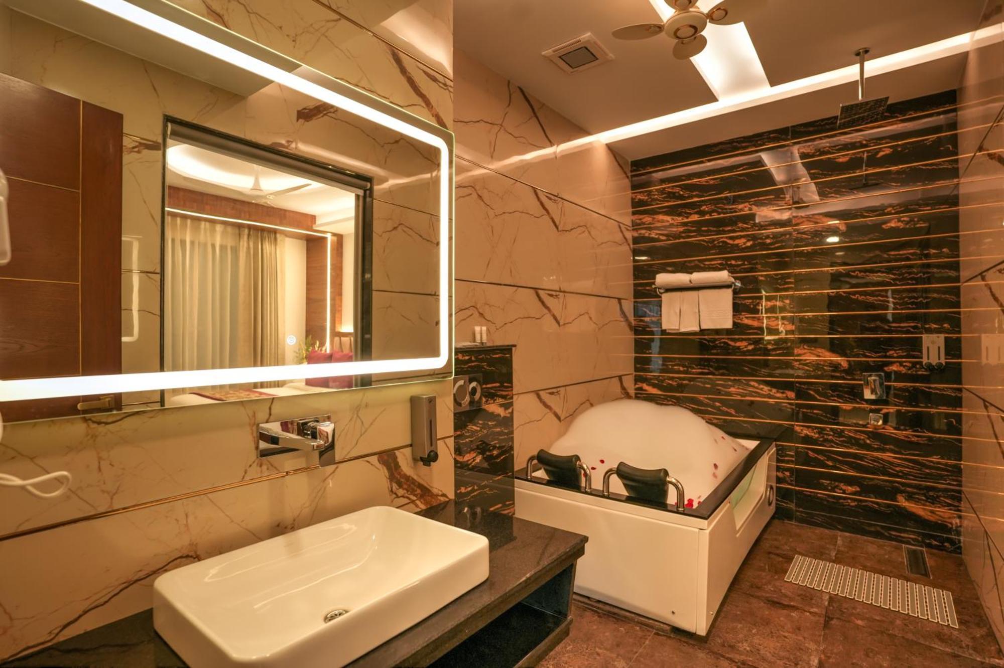 גרייטר נוידה Rj Hotel - Managed By Atithi House מראה חיצוני תמונה